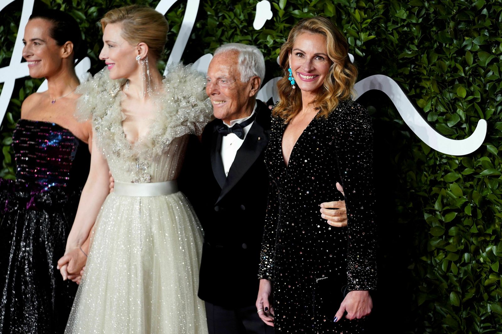 De i. a dcha. Roberta Armani, Cate Blanchett, Giorgio Armani y Julia Roberts, en el 'photocall' de los Premios de la Moda en Londres.