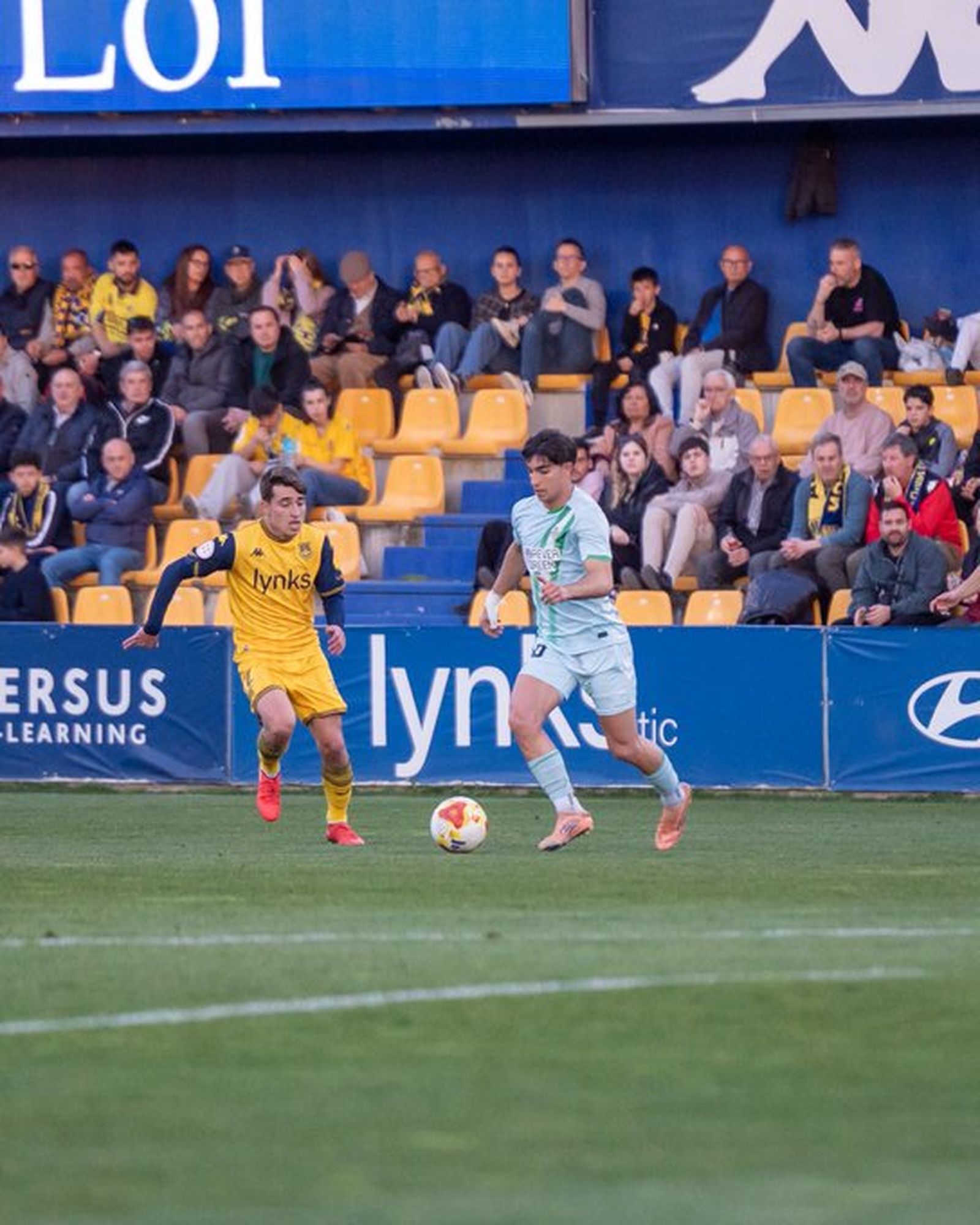 El bético Carlos Reina es presionado por un rival.