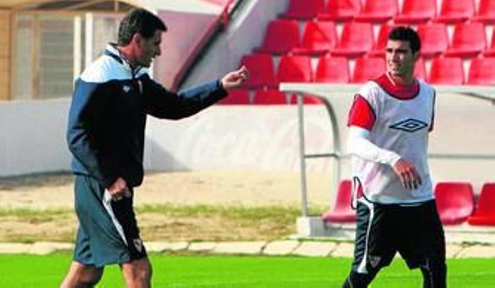 Míchel se dirige de forma insistente a Reyes durante el entrenamiento de ayer.