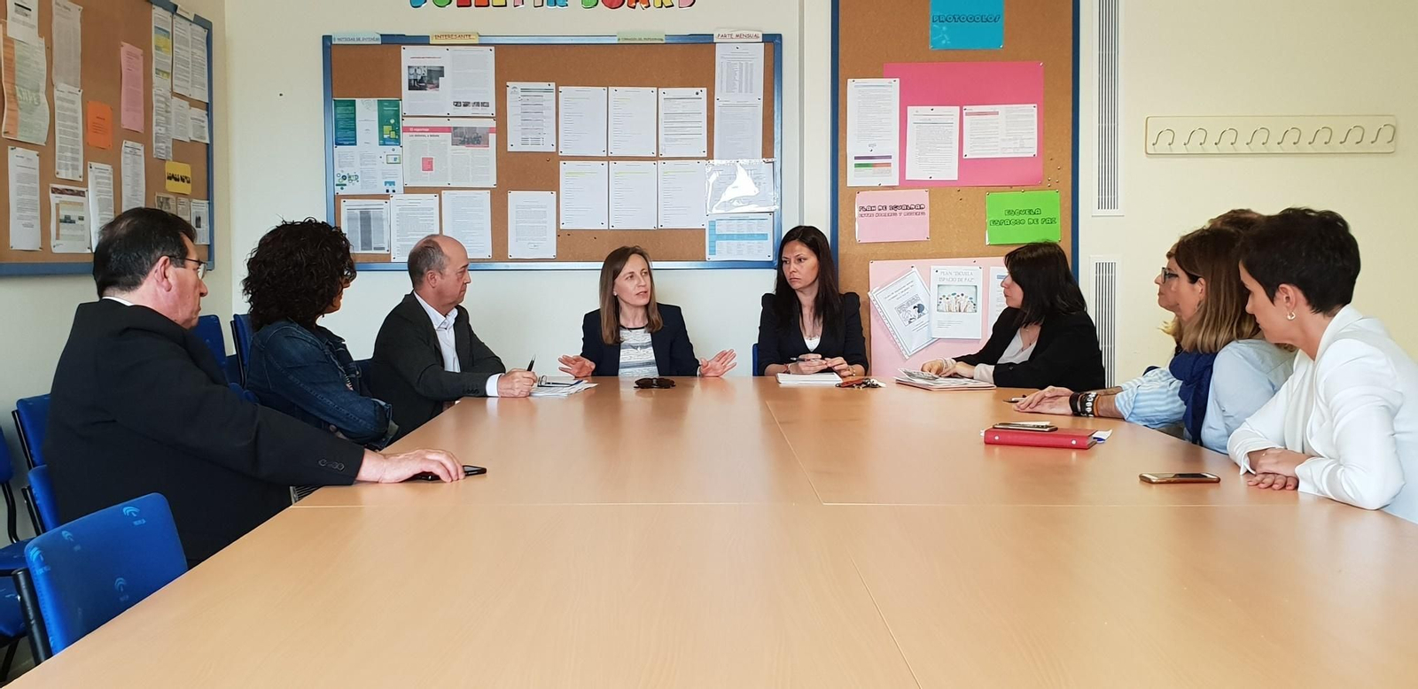 La delegada se ha reunido hoy con personal del CEIP de Almerimar y representantes municipales