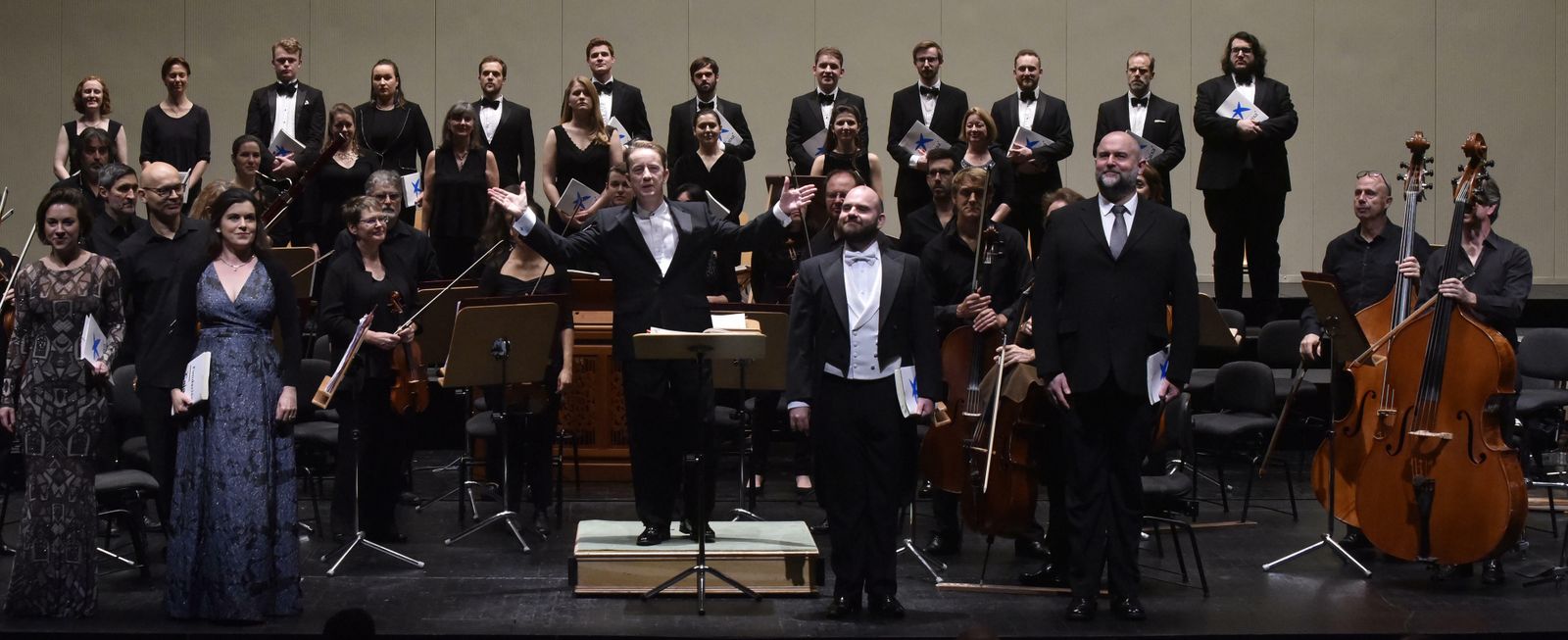 Los intérpretes en escena del Mesías participativo.