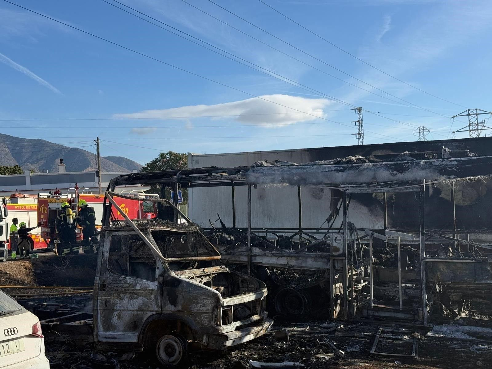 Imagen del incendio en un aparcamiento de Mijas.