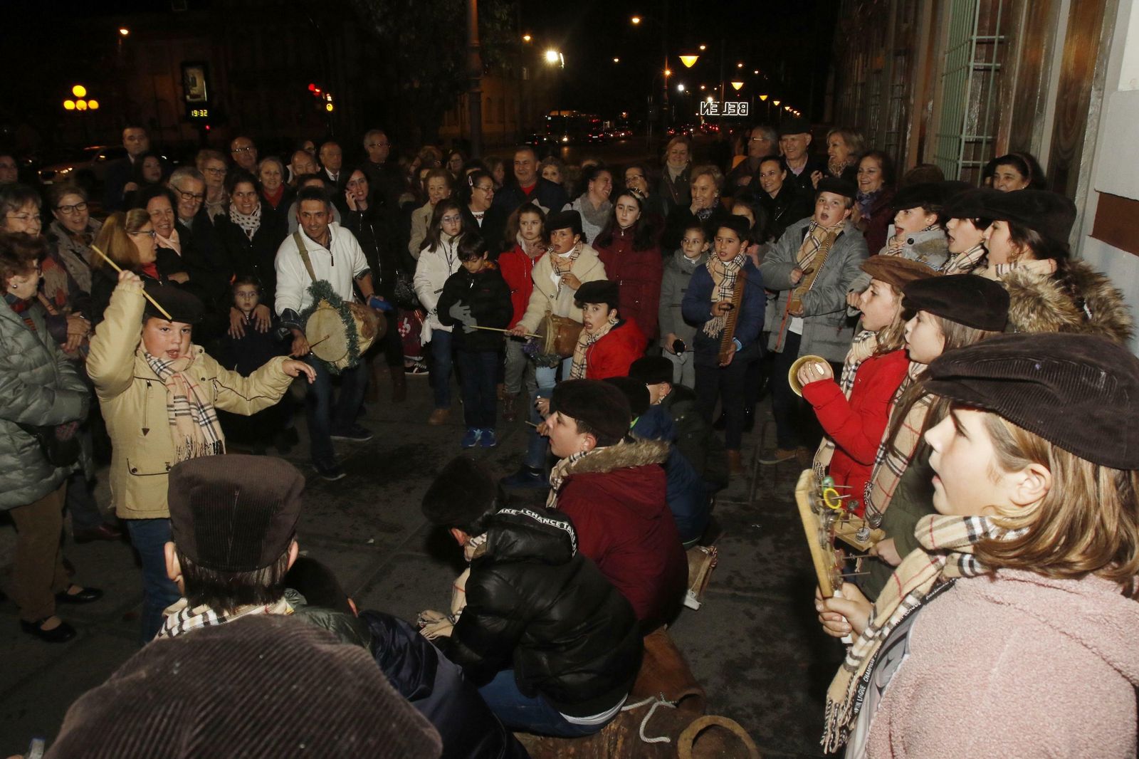 Un grupo de niños cantan villancicos a las puertas del palacio de la Merced.
