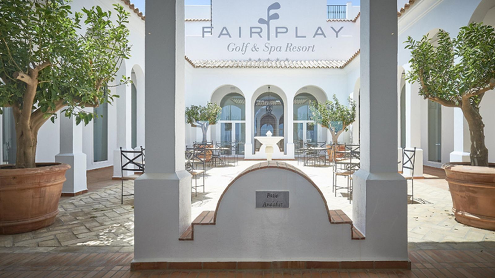 El patio andaluz está situado a la  entrada, tras la recepción.