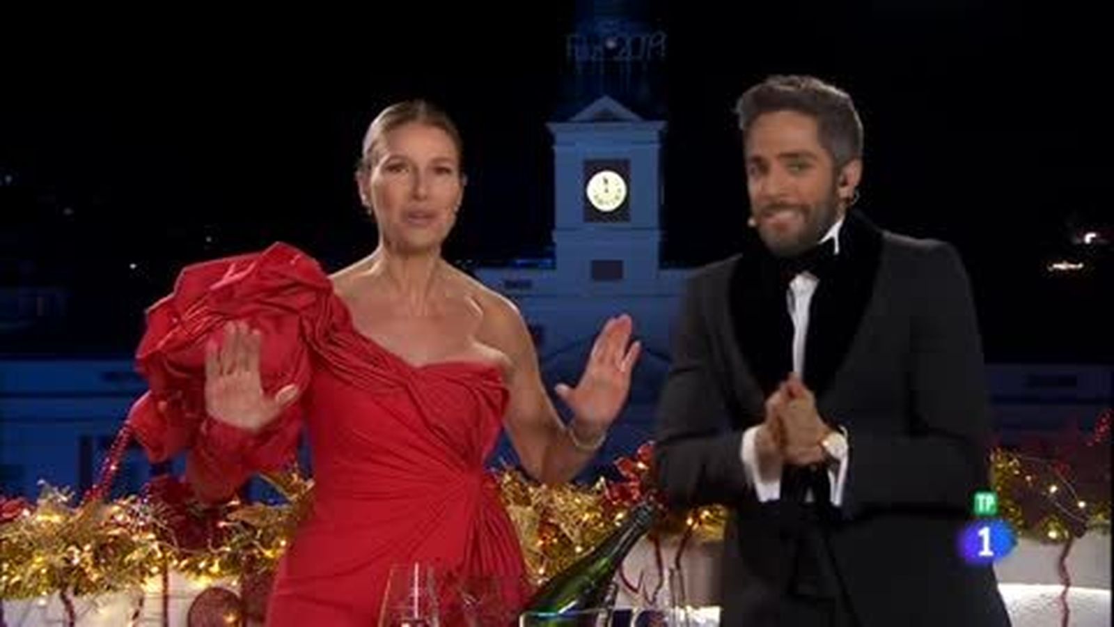 Flores tras el balcón en las campanadas 2018-19 con Anne Igartiburu y Roberto Leal