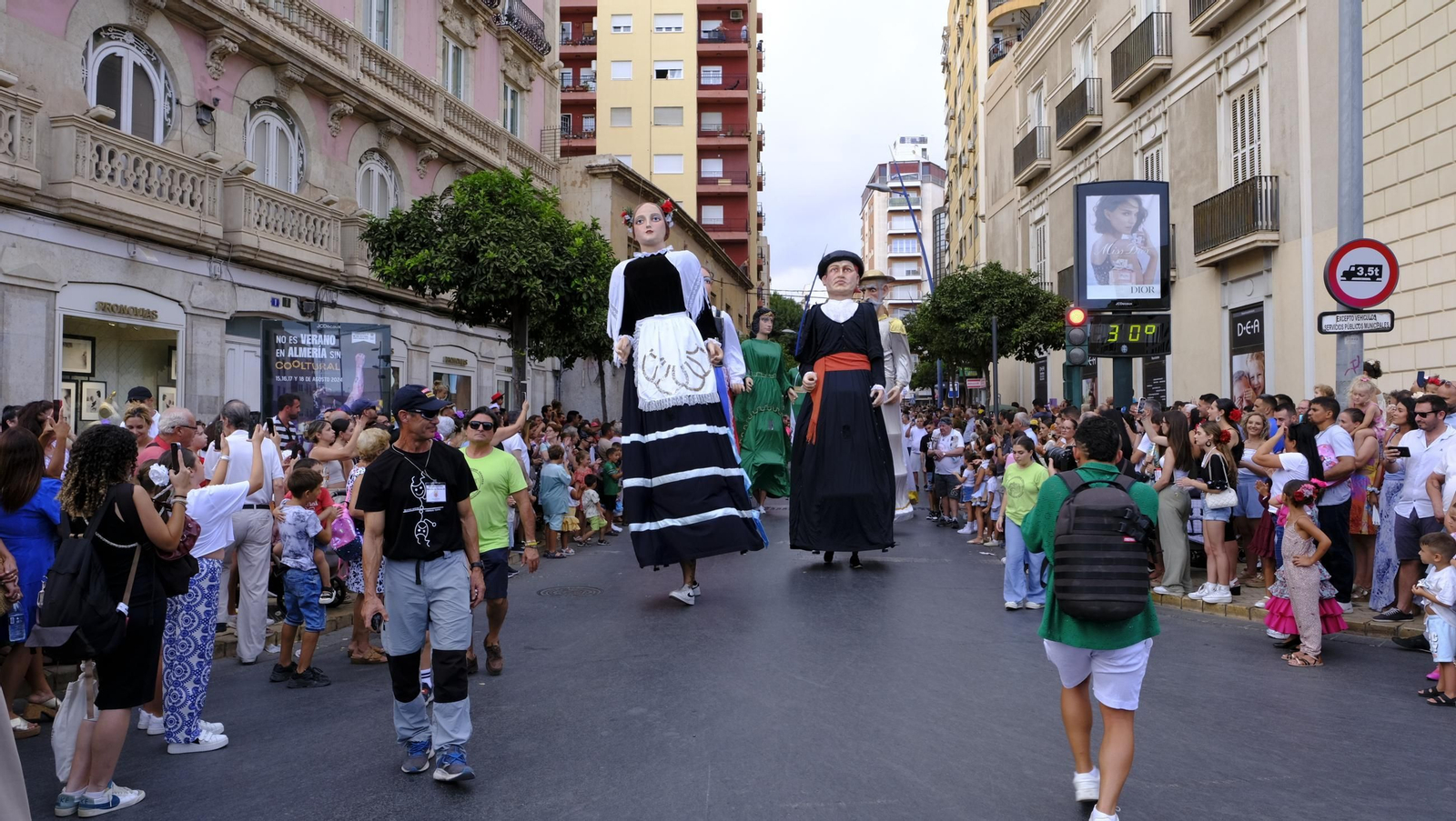 Las mejores imágenes de la Batalla de Flores de Almería