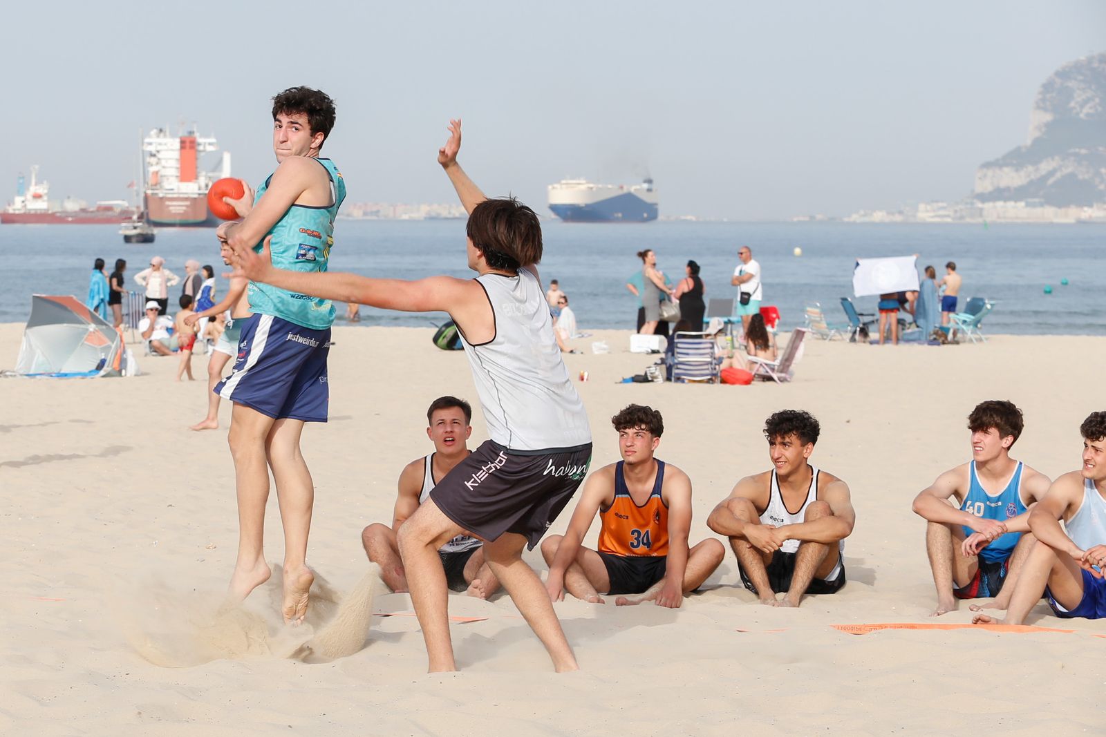 Entrenamiento de la selección andaluza juvenil de balonmano playa, en imágenes