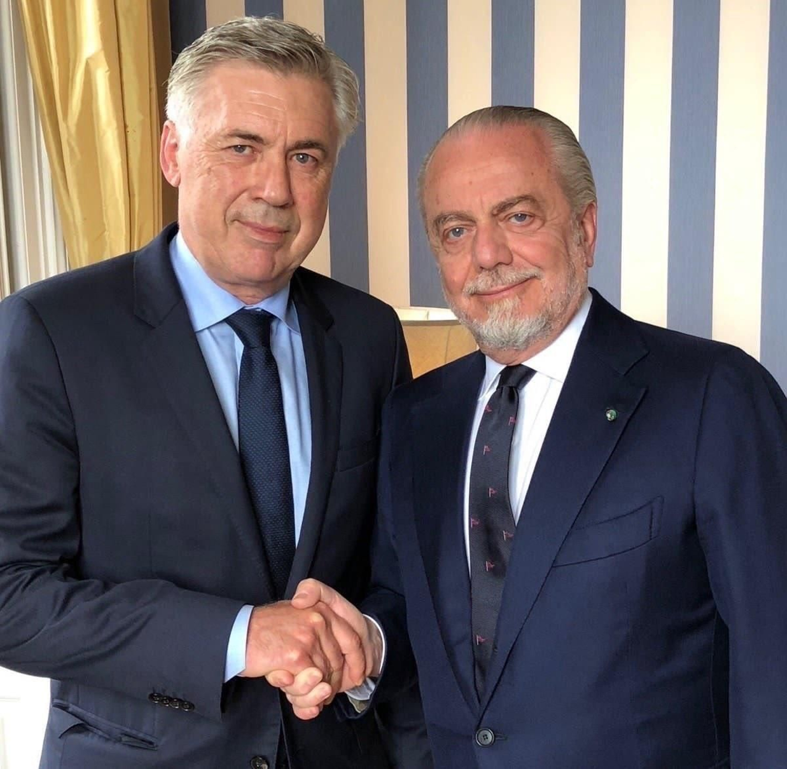De Laurentiis posa con Carlo Ancelotti.