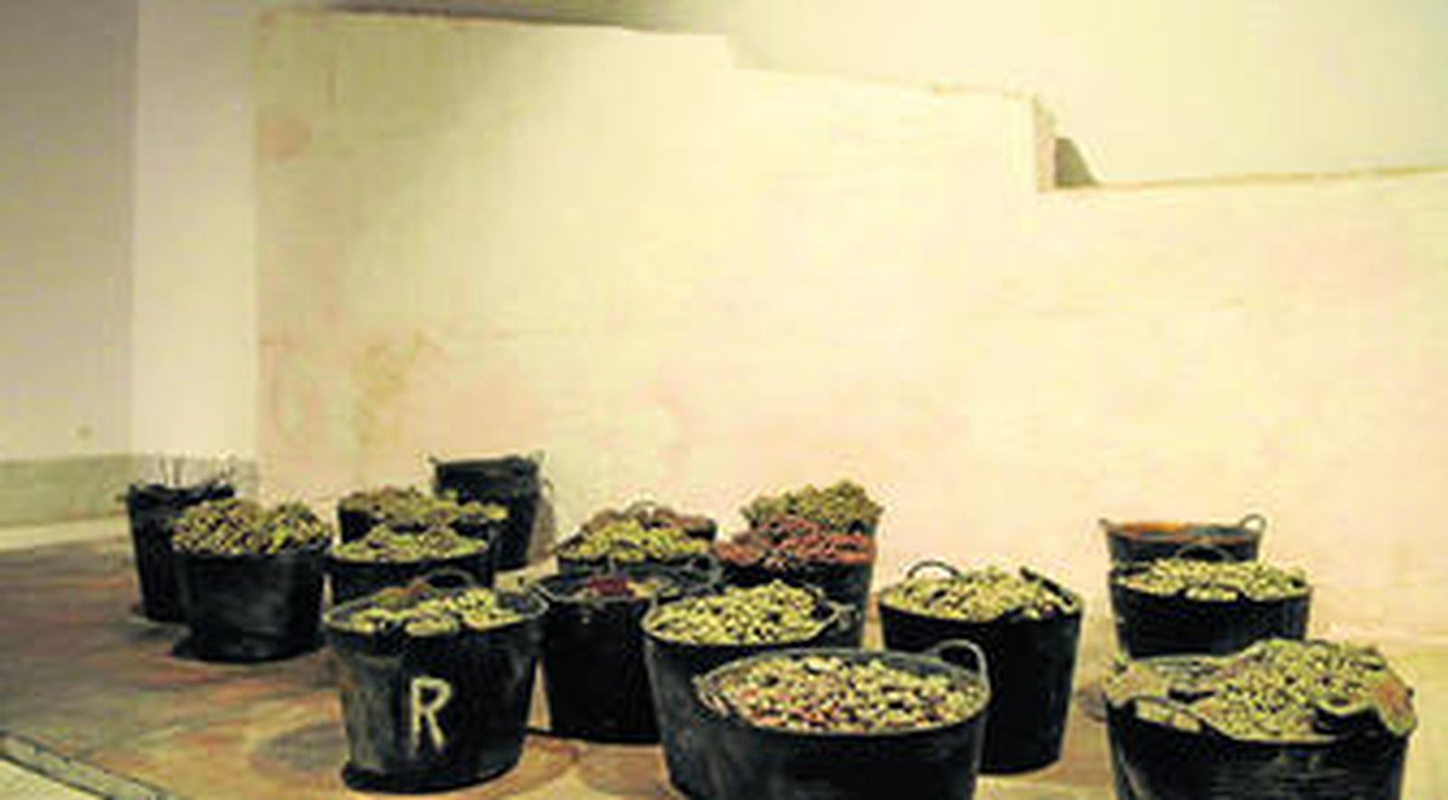 1. 'Espuertas cargadas de uvas', la instalación escultórica realizada en bronce que Carmen Laffón ha cedido al CAAC durante cinco años. 2. Una de las fotografías de Carlos Pérez Siquier, perteneciente a su serie de La Chanca. 3. Una de las obras cedidas al centro por Gabriel Cualladó.