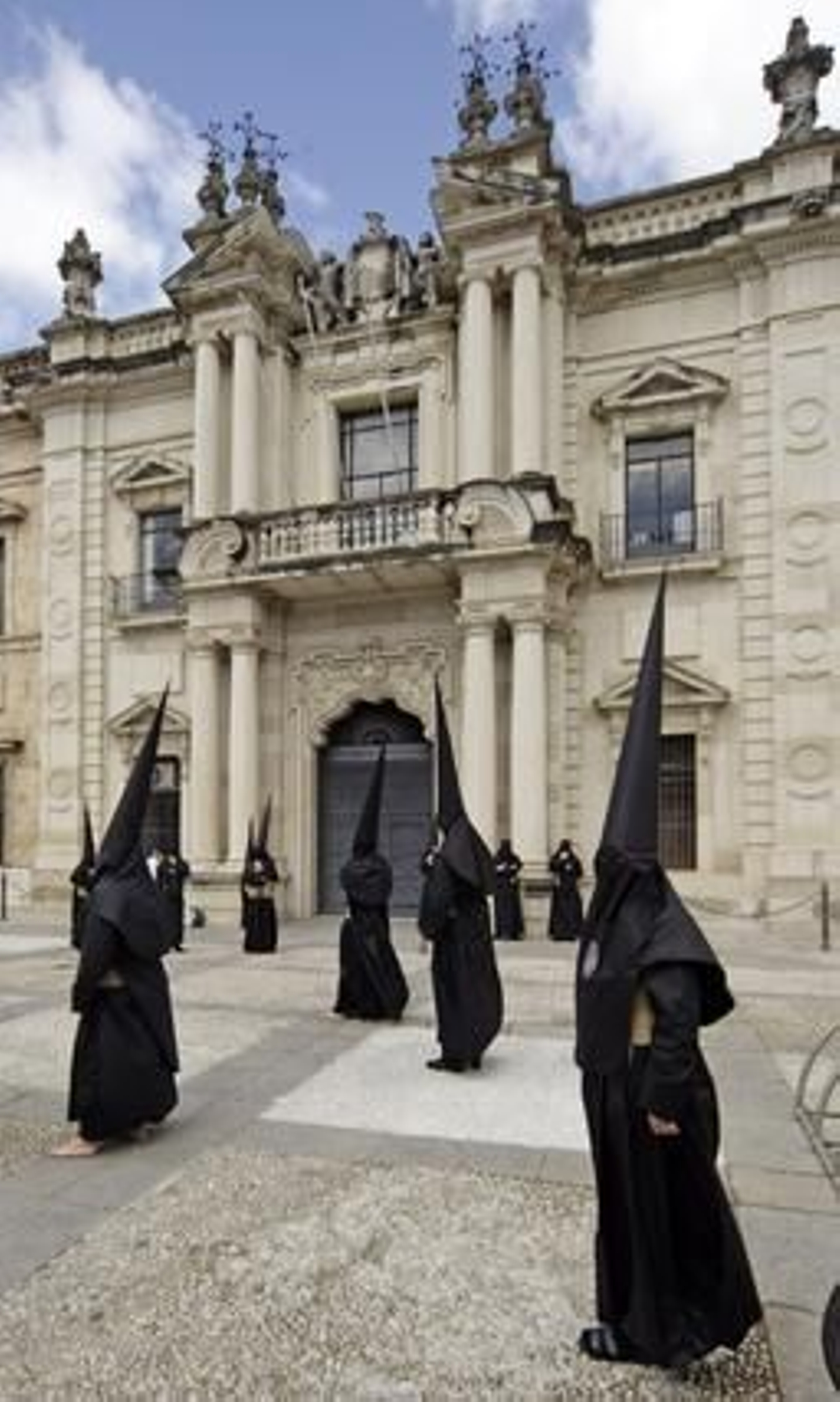 Nazarenos llegan al Rectorado.

Foto: Antonio Pizarro