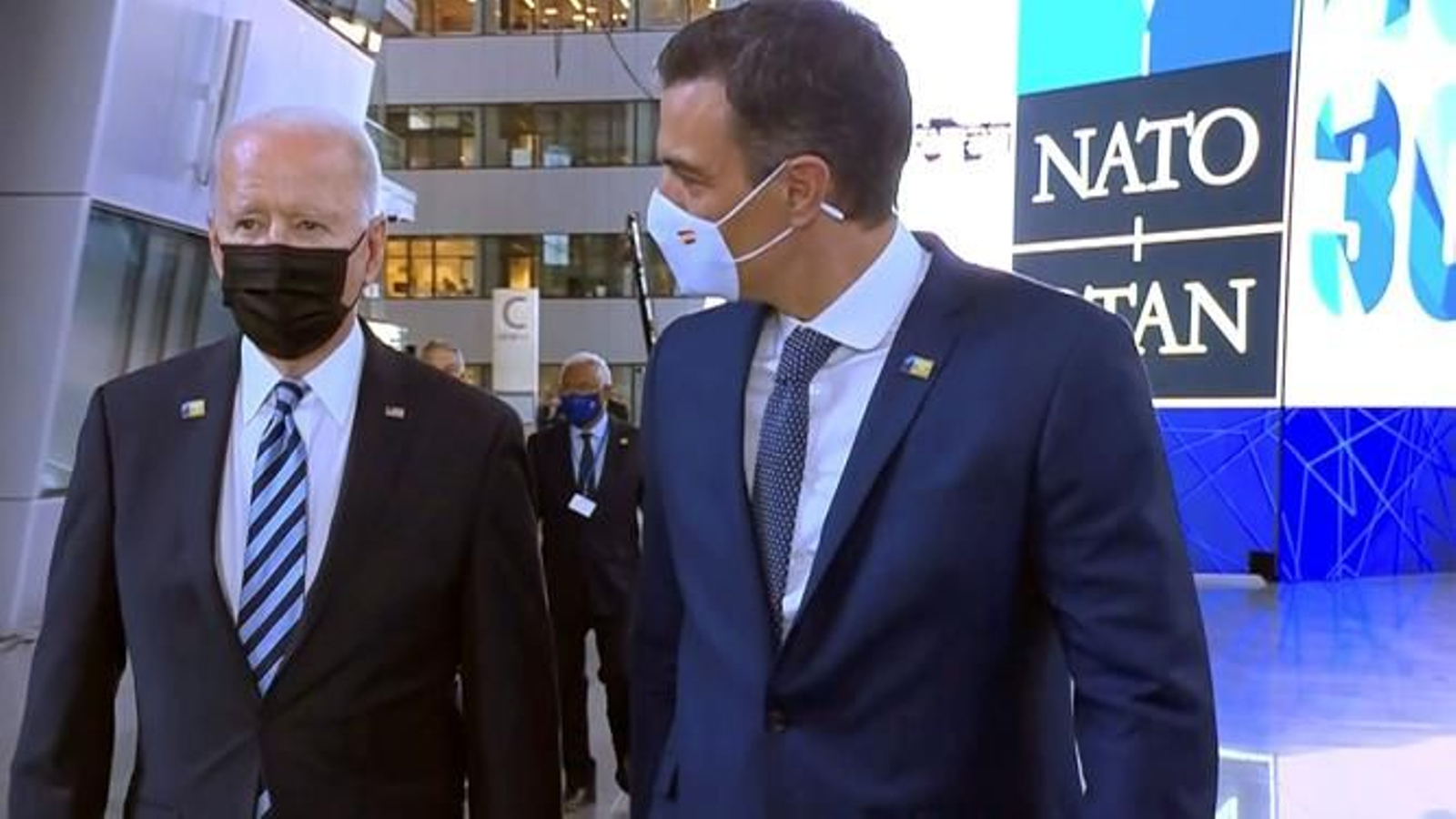 Joe Biden y Pedro Sánchez, durante su breve conversación.