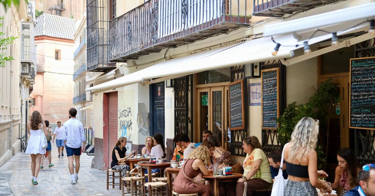 Lámparas artesanales, neveras y mobiliario: la histórica tetería San Agustín pone en venta su inventario