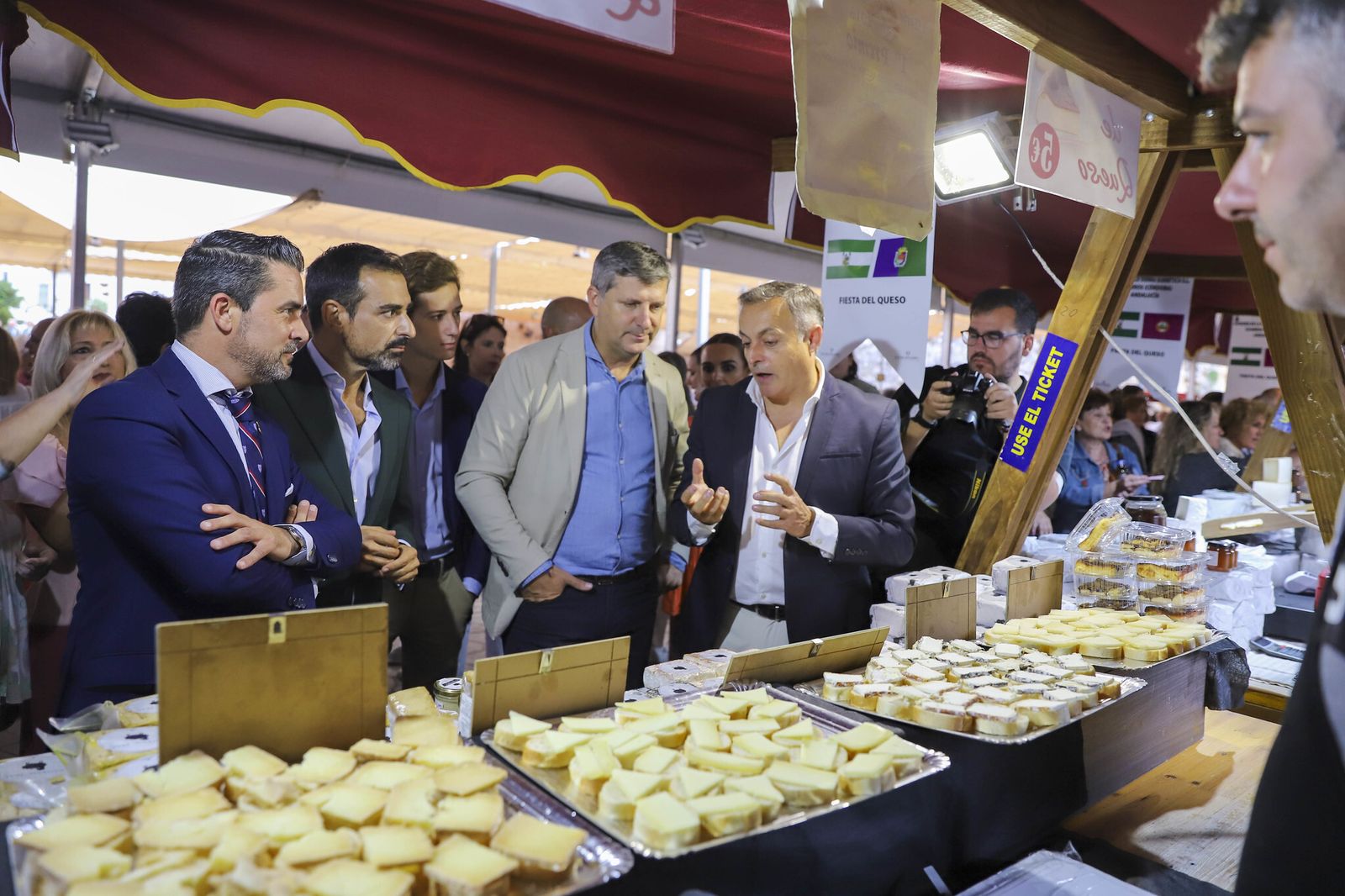 Las autoridades han recorrido los diferentes stands durante la jornada inaugural