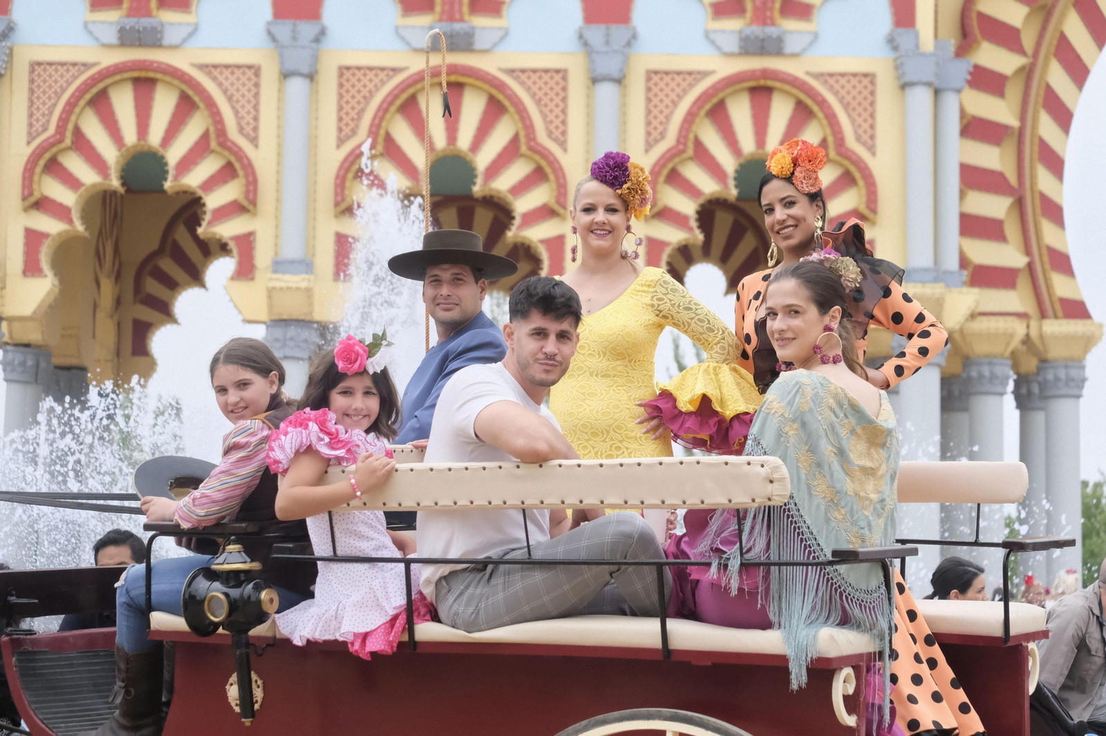 Un grupo de amigos dan un paseo en un coche de caballos.