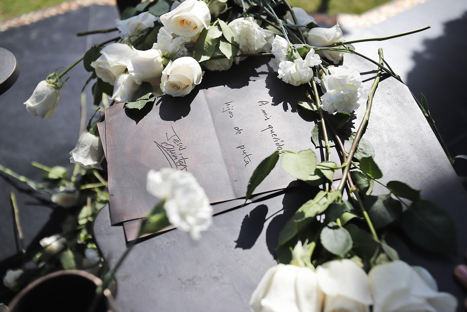 Imágenes del homenaje a Jesús Quintero con el descubrimiento de una escultura de Elías Rodríguez Picón