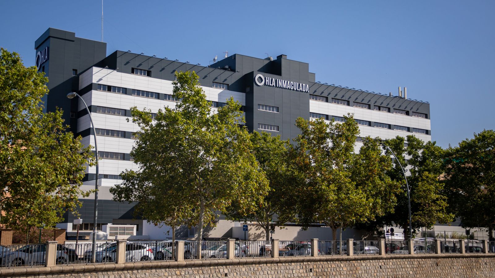 Fotografía de la fachada de HLA Inmaculada en Granada.