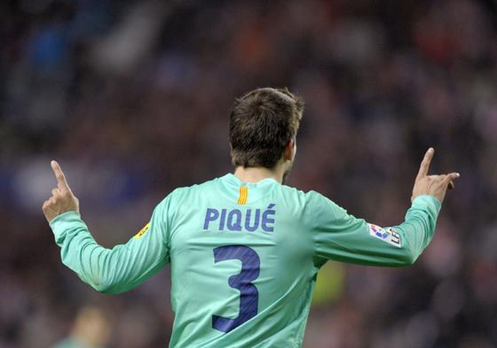 Piqué habla a un compañero. / AFP