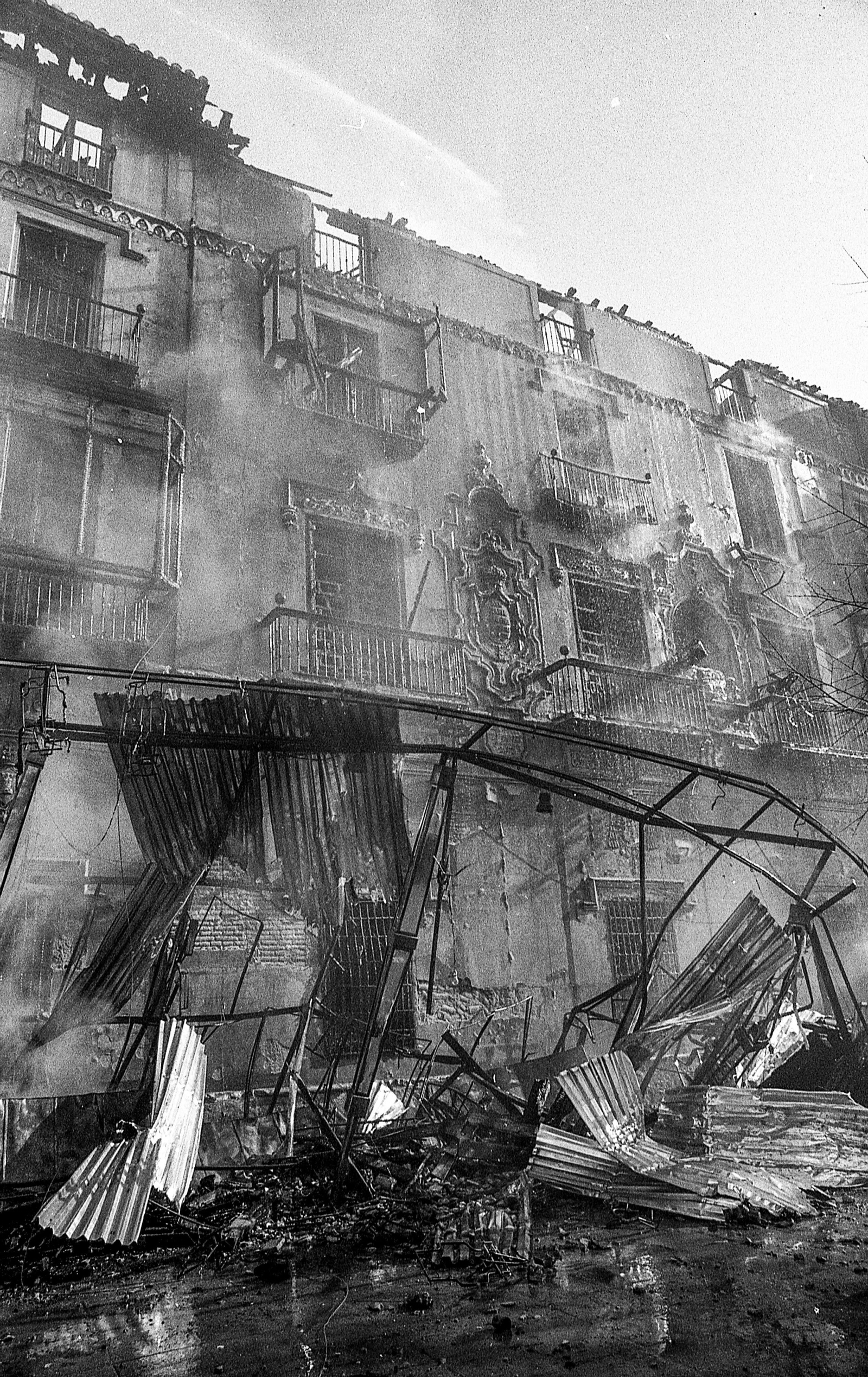 En primer plano, restos de la caseta que provocó el incendio de la Curia