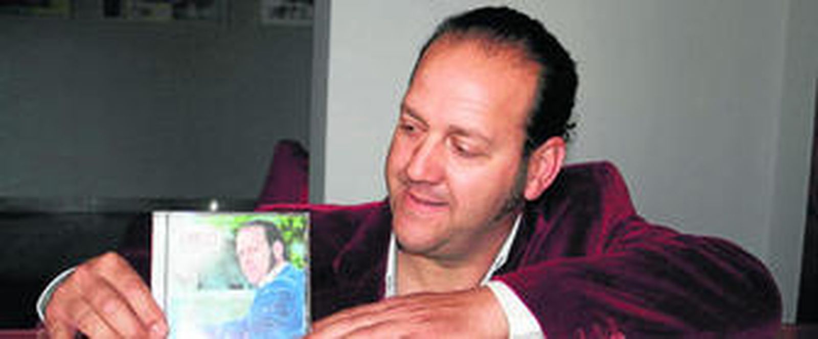 Paco Candela acaba de presentar su séptimo trabajo, 'Marcando el paso', en el que todos los instrumentos musicales tienen cabida, completando un disco cien por cien andaluz.