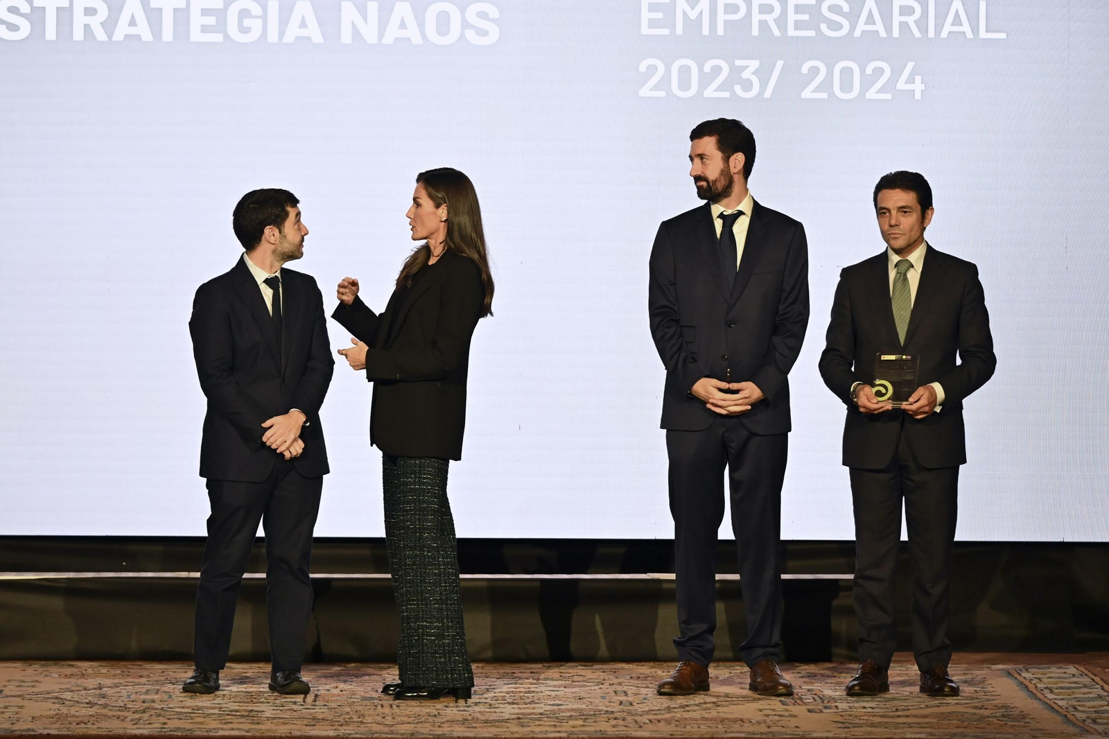 La reina Letizia conversa con el ministro de Derechos Sociales y Consumo, Pablo Bustinduy, durante la entrega los premios Estrategia NAOS.