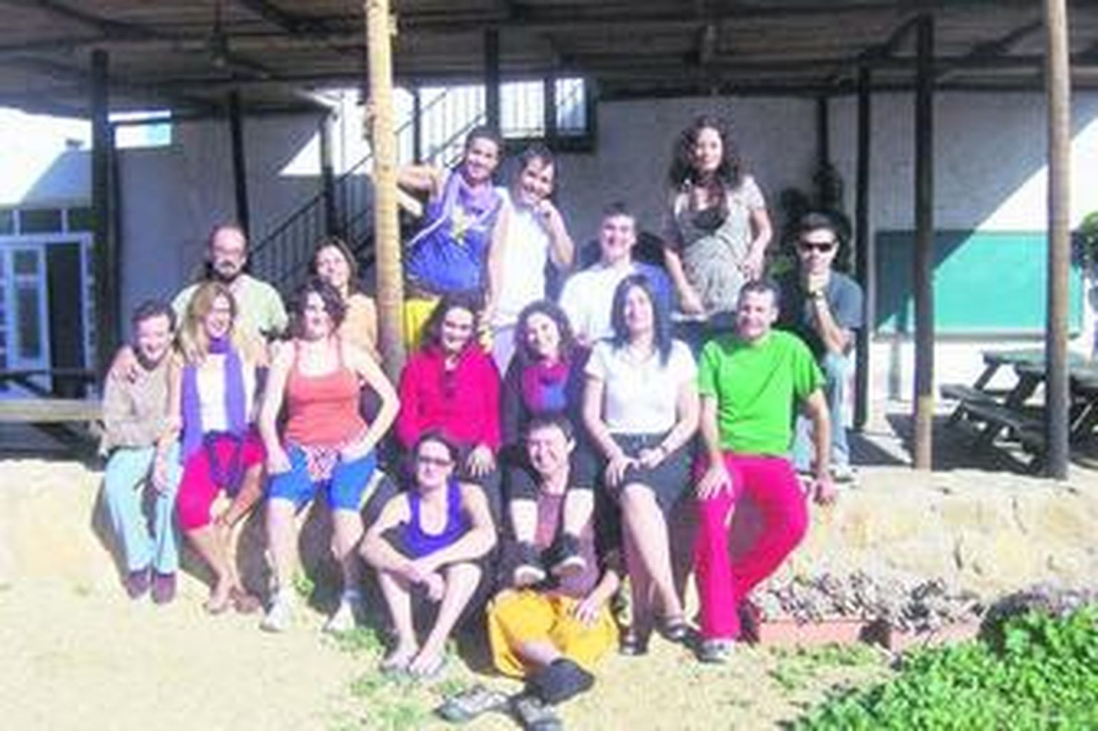 La coordinadora del IAJ con los participantes del proyecto.