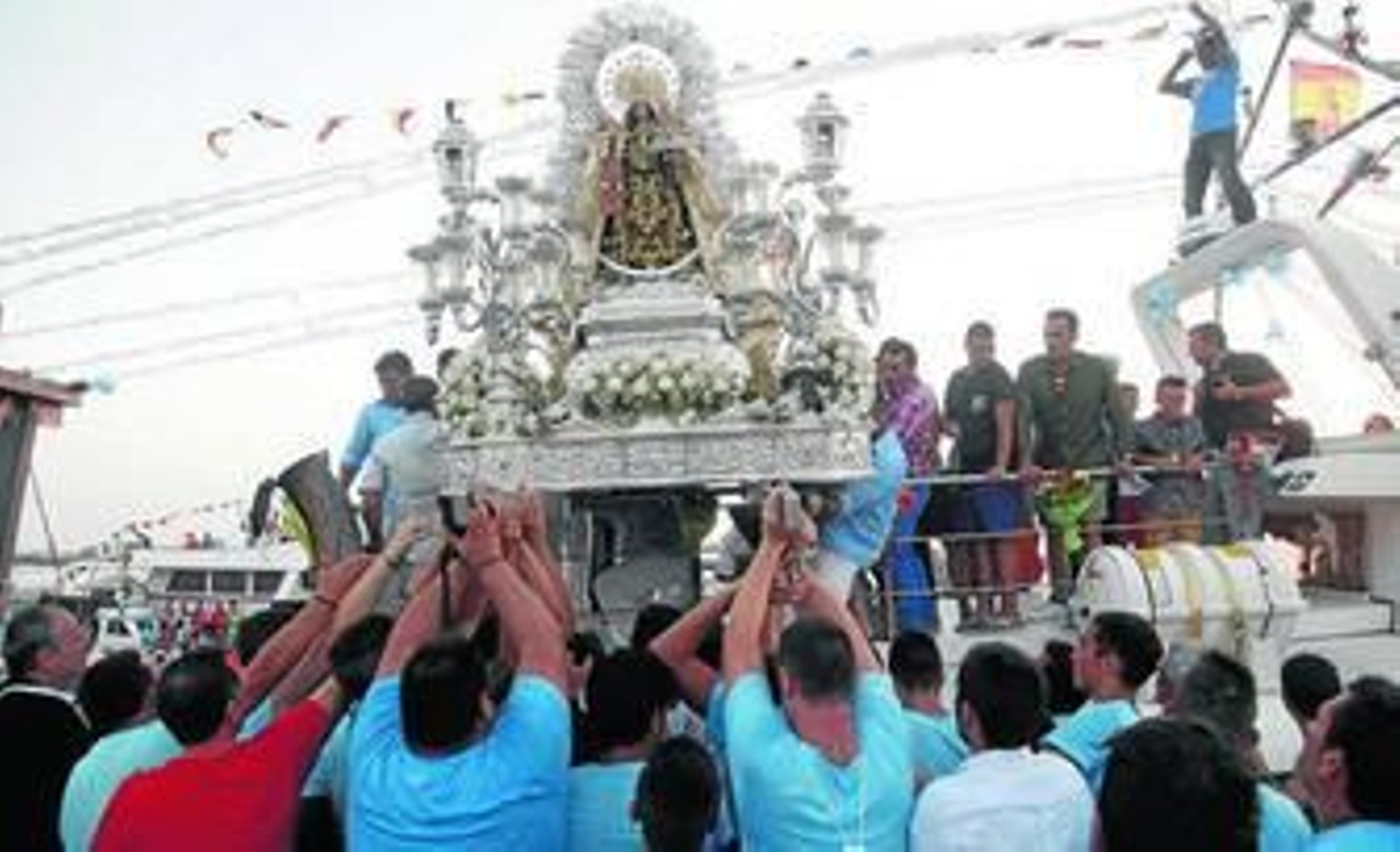 La imagen de la Patrona de los Marineros, en Isla Cristina, en el momento de embarcar para su procesión marítima.