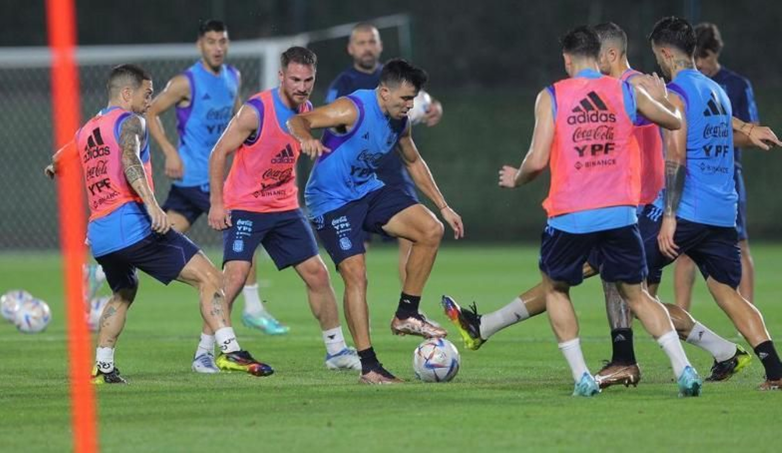 Acuña, junto a Papu Gómez, en el centro de un rondo con Argentina.