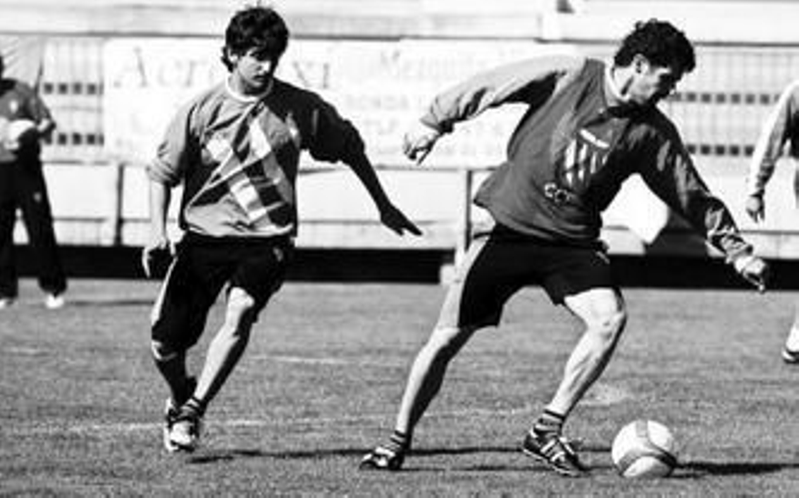 Endika Bordas presiona a Aurelio en el transcurso del partidillo celebrado en la sesión de ayer.