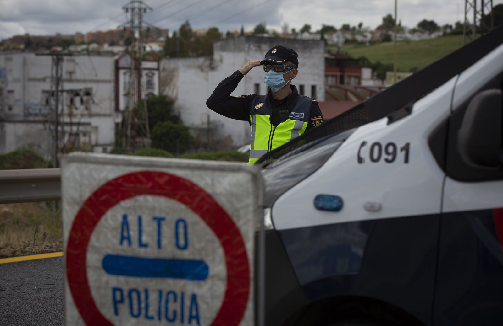 Coronavirus en Sevilla: Controles de la Policía Nacional a las puertas del puente del 1 de Mayo