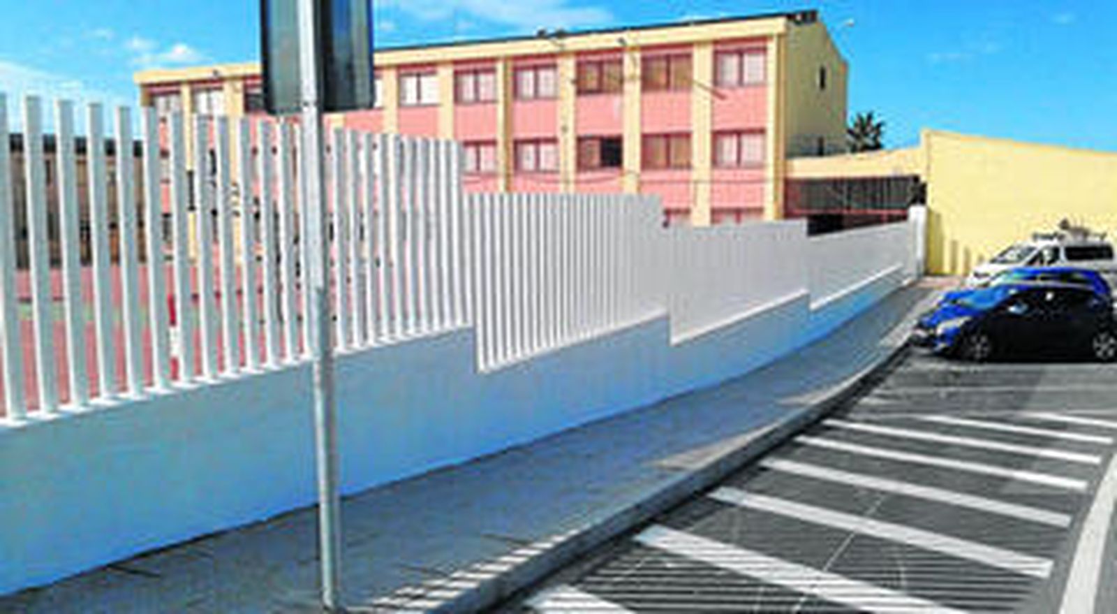 La delegada de Educación destaca que en el verano se destinaron 70.000 euros al arreglo de la escalera de incendios y de la valla perimetral del Instituto.