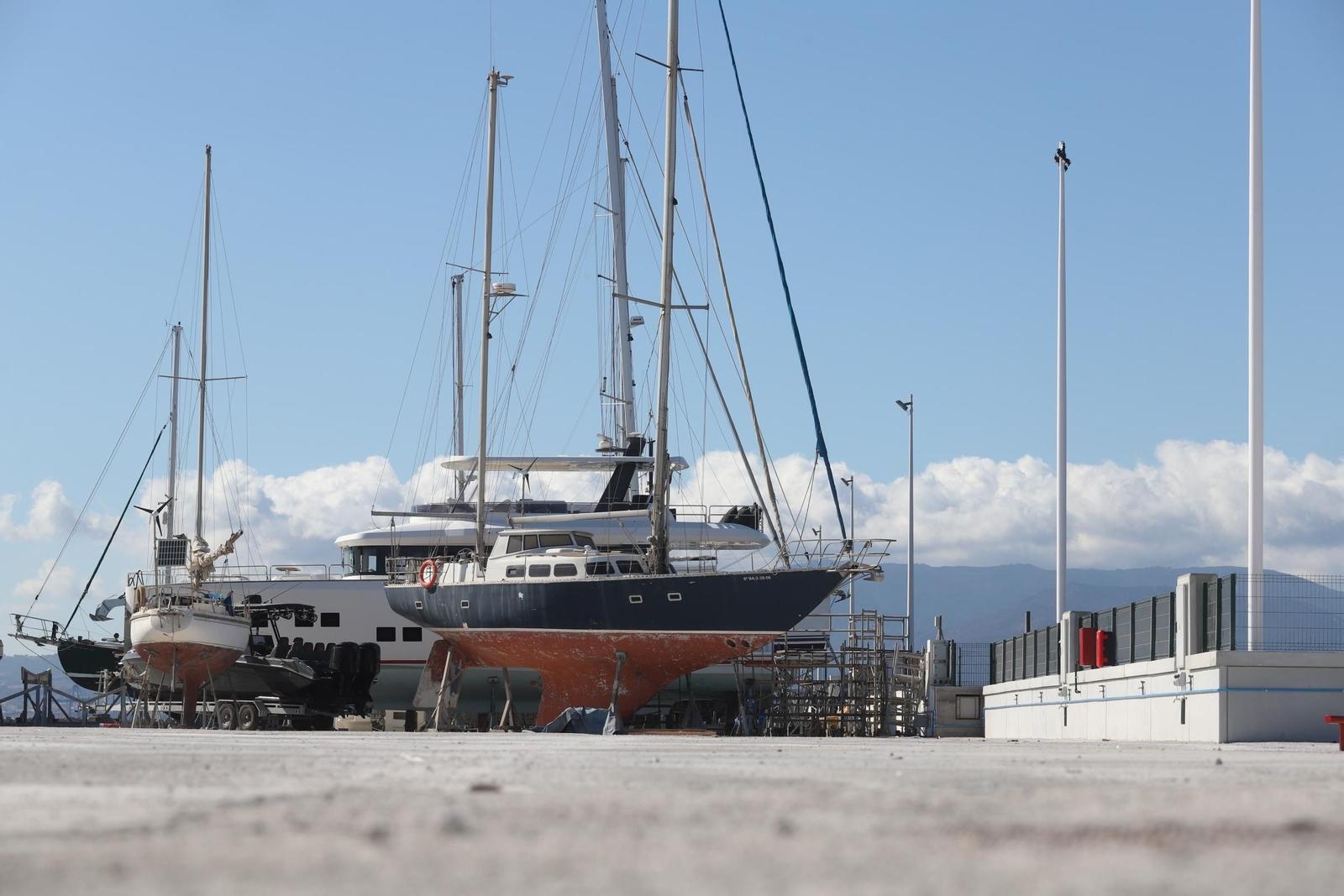 El varadero del puerto deportivo Alcaidesa Marina.