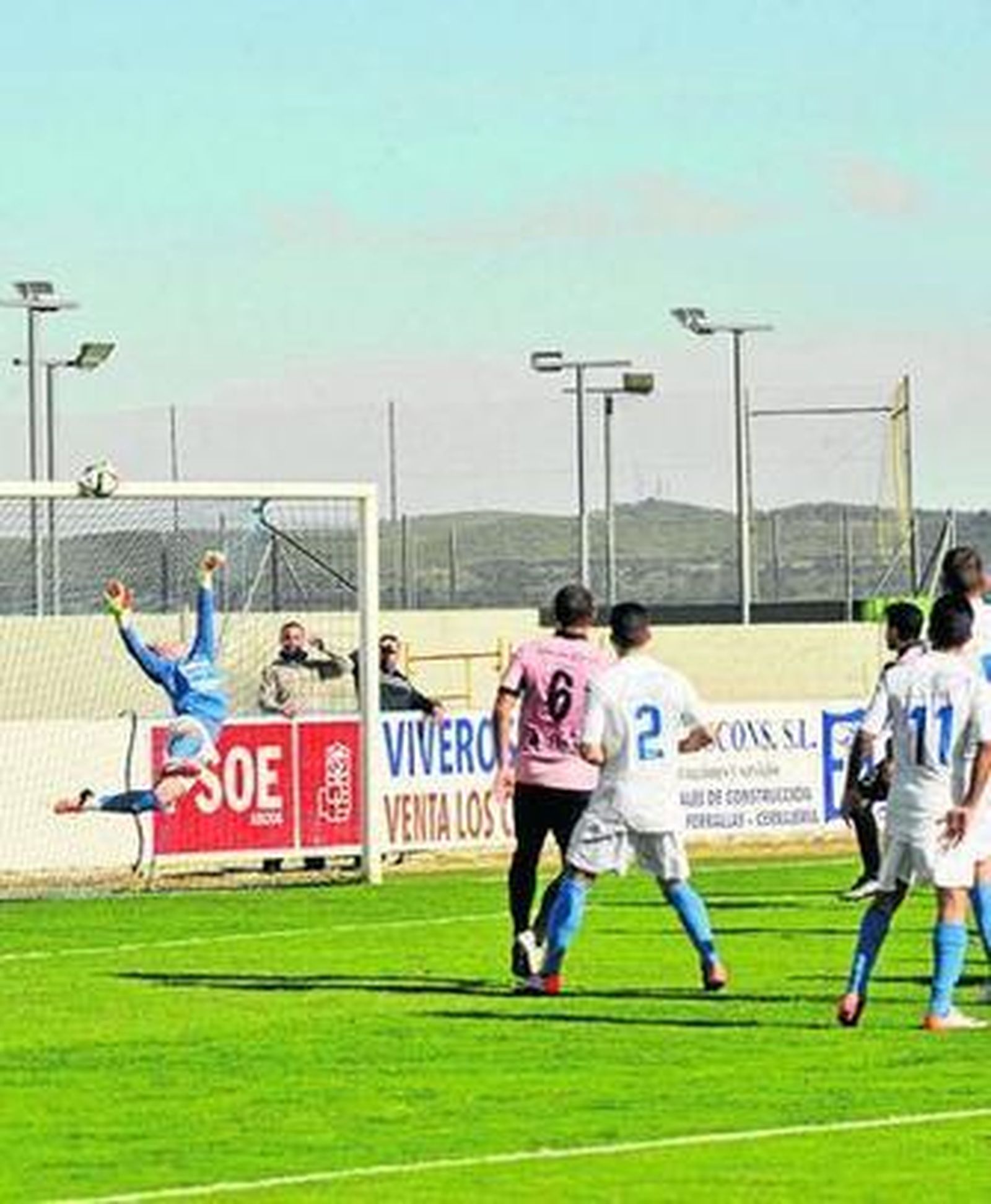 El esférico golpea en el larguero tras tocar Alejandro en un lanzamiento de falta de Tati Maldonado.