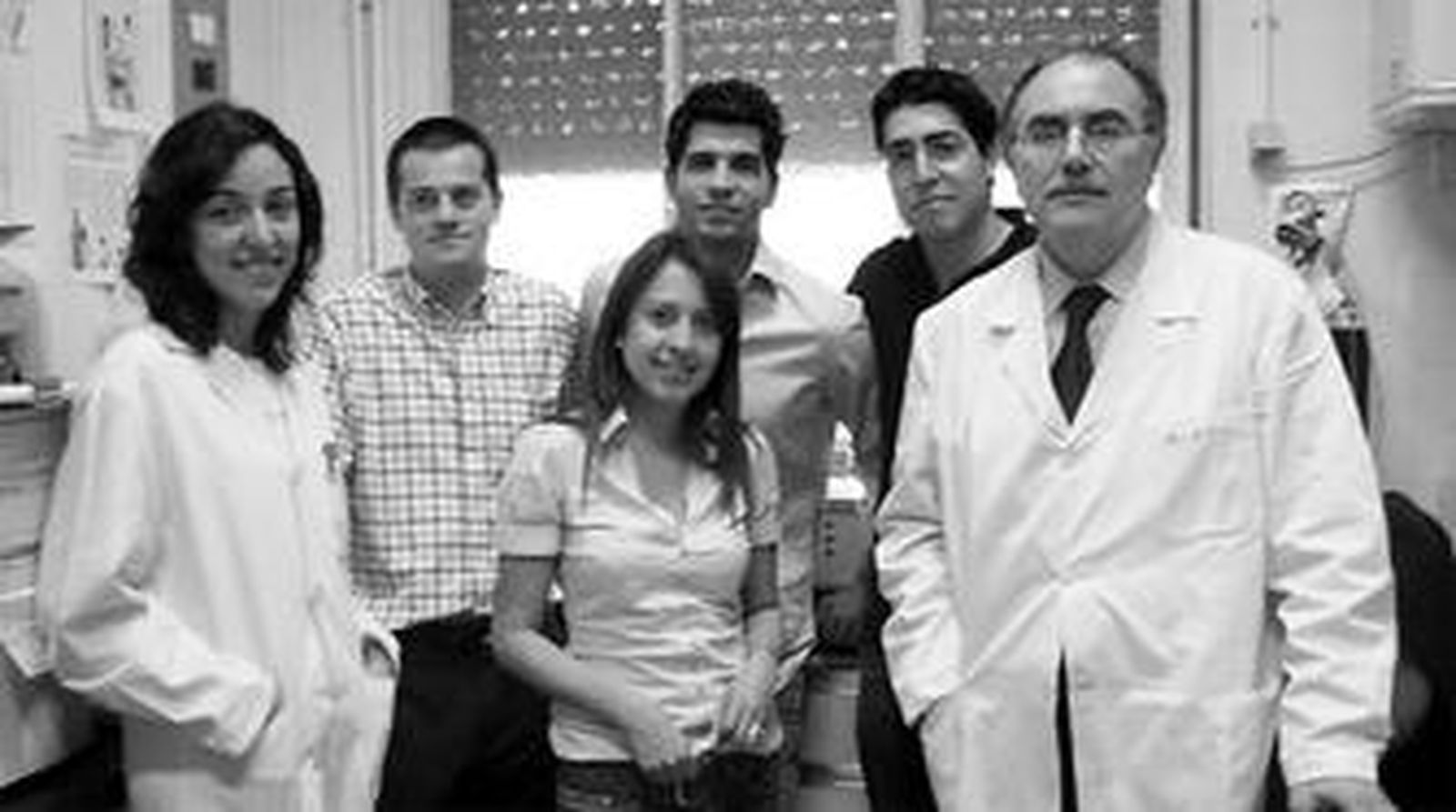 El joven ubriqueño Manuel Lobo, en el centro, junto al resto del equipo científico que ha sido premiado.