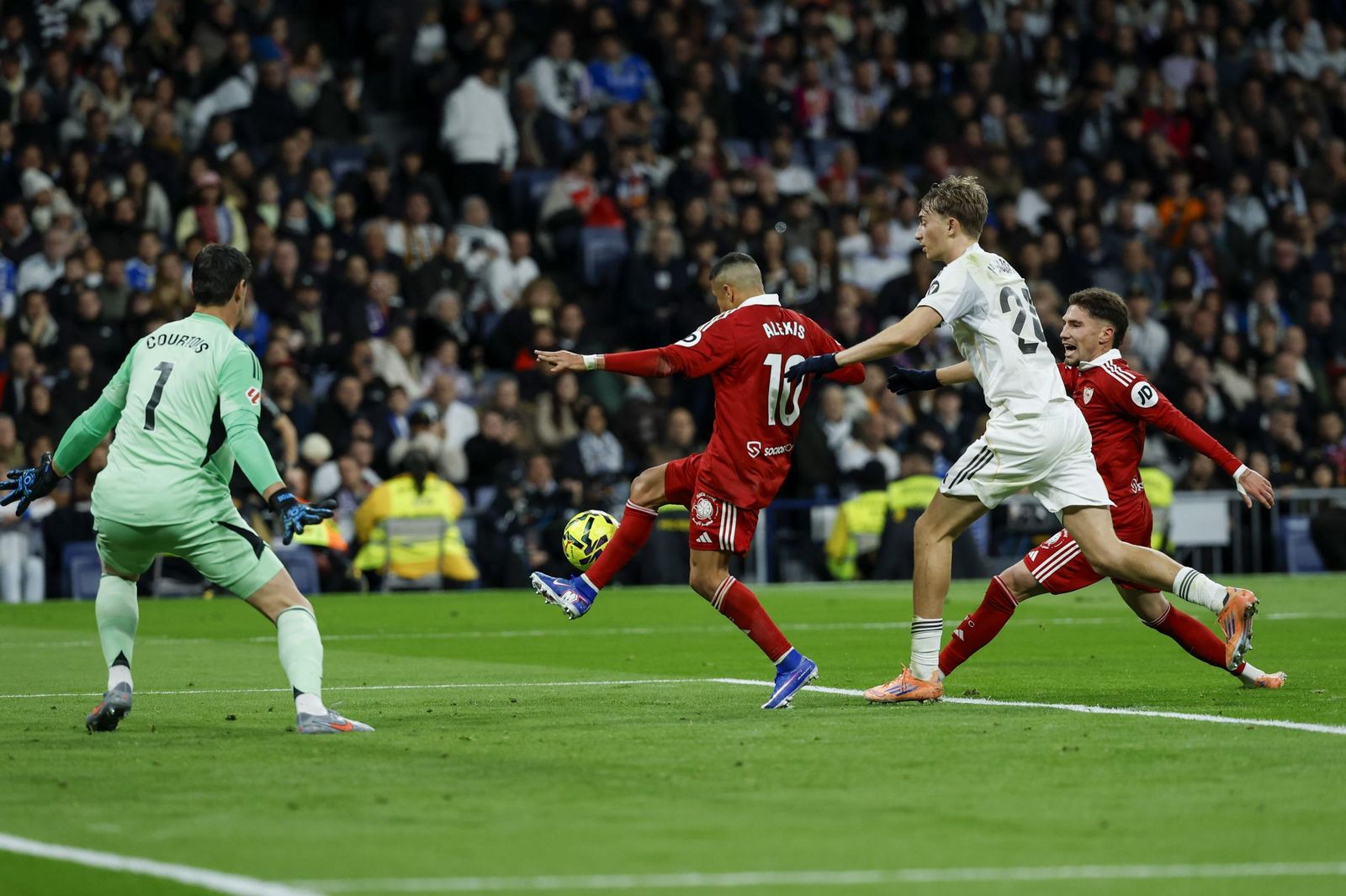 Alexis Sánchez, en una de las claras ocasiones que tuvo.