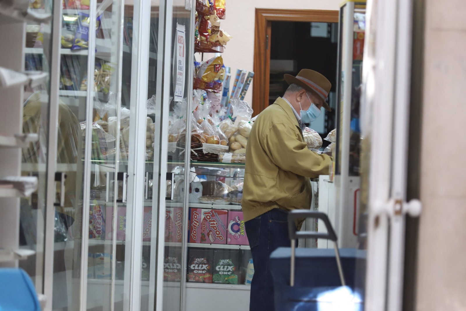 Imágenes del cierre de comercios bares y terrazas a causa de las nuevas restricciones por la Covid en Huelva
