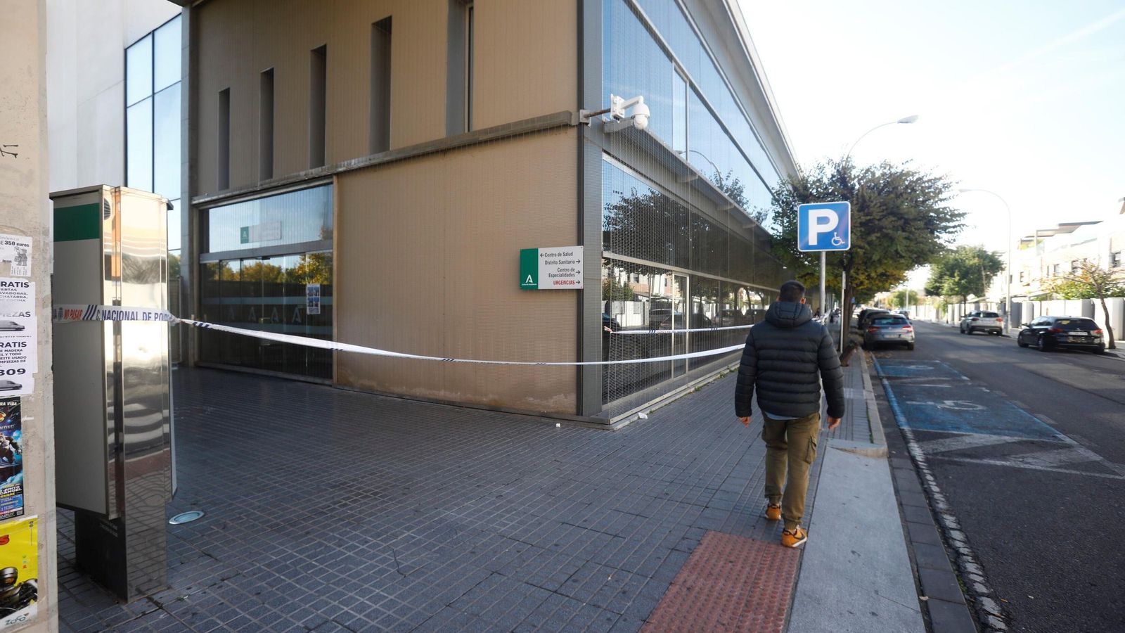 Cordón policial en la puerta del centro de salud Castilla del Pino.