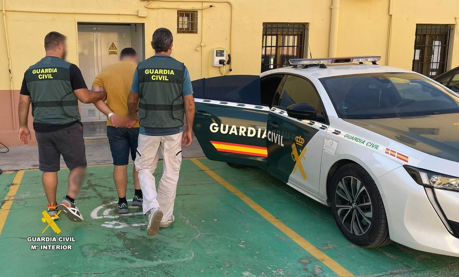Agentes de la Benemérita escoltan al detenido.