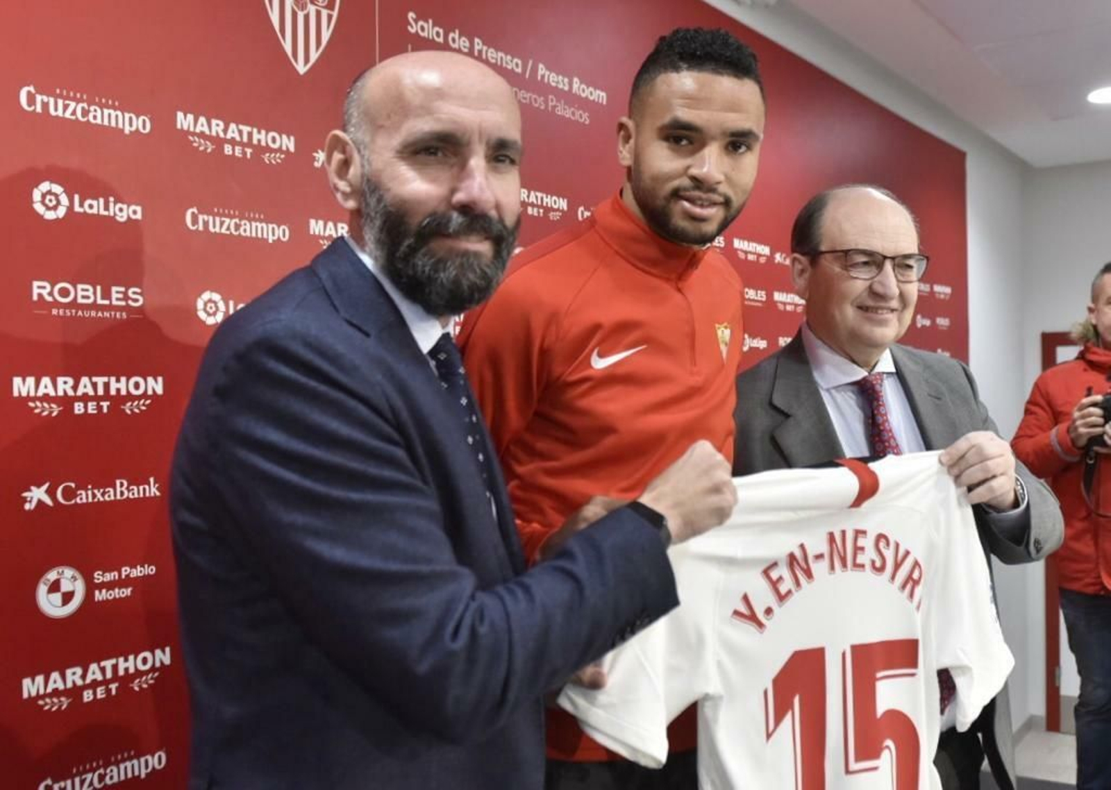 En-Nesyri posa con el dorsal 15 entre Monchi y José Castro.