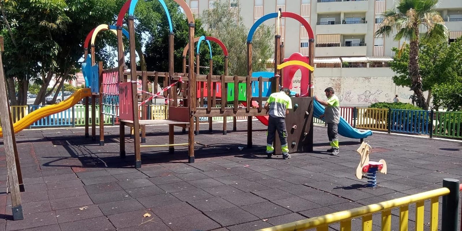 Parque infantil de Vélez-Málaga precintado.