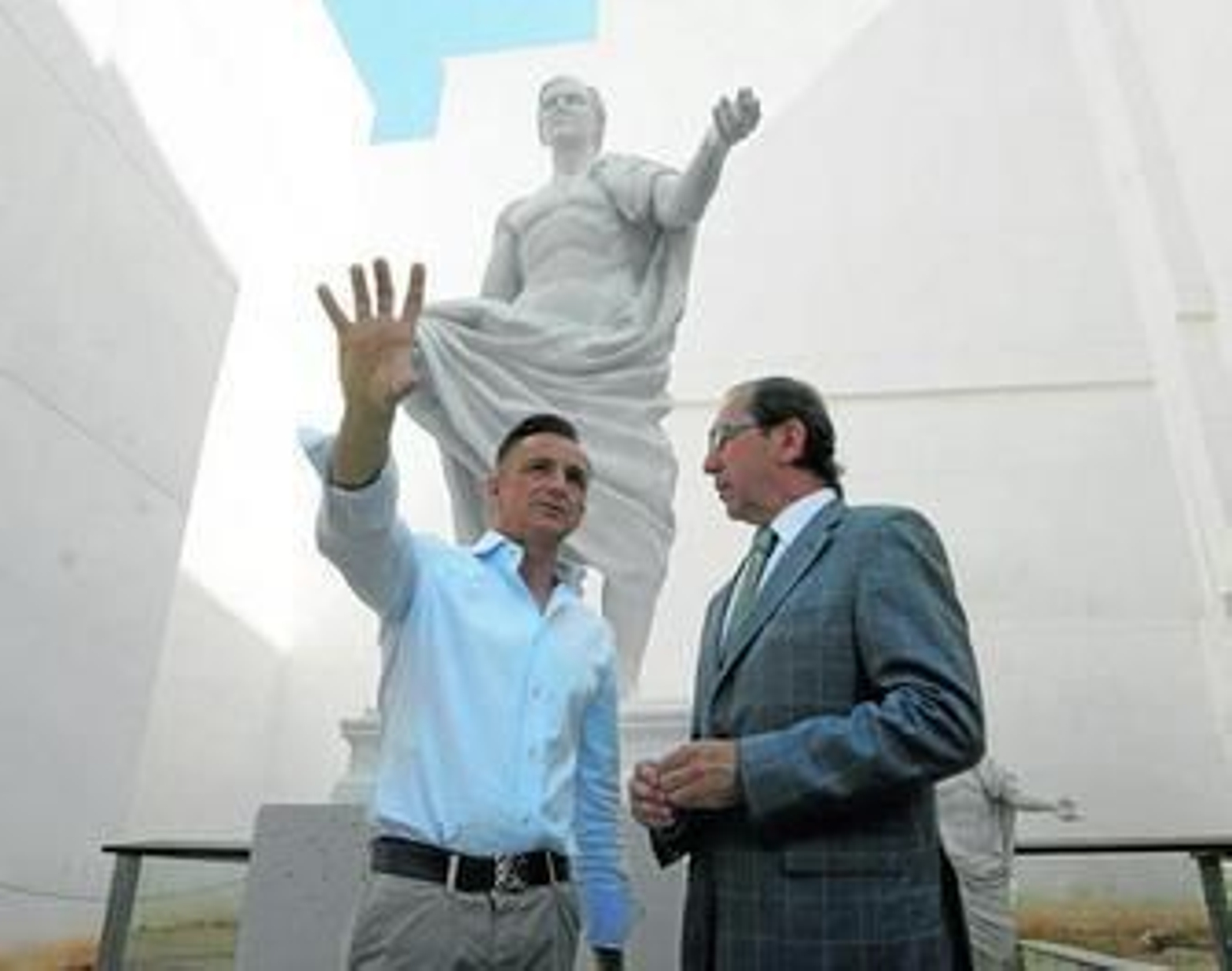 Rafael Jaén y el autor de la obra, ayer, junto a la escultura de Claudio Marcelo.