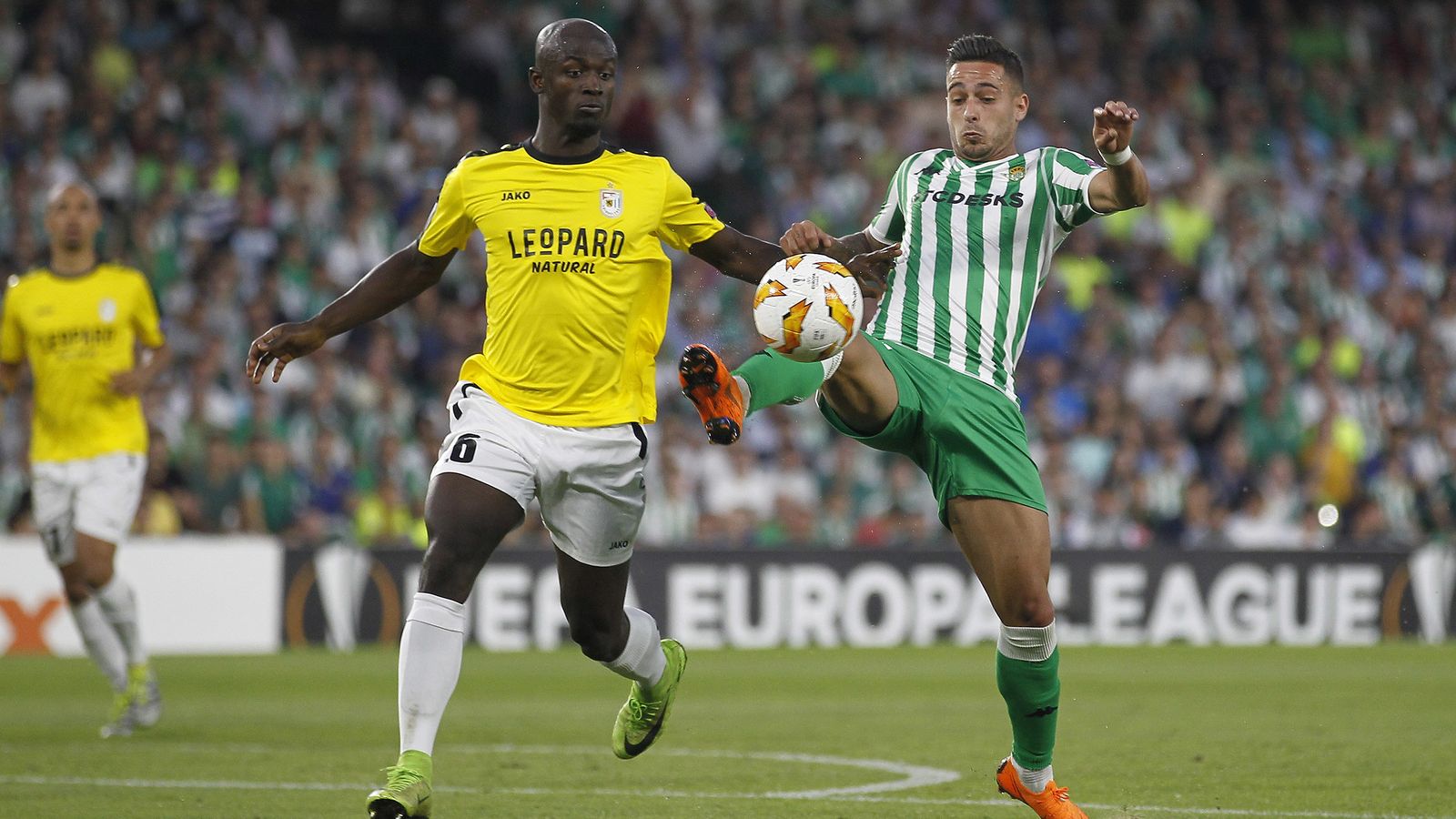 Sergio León trata de controlar un balón.