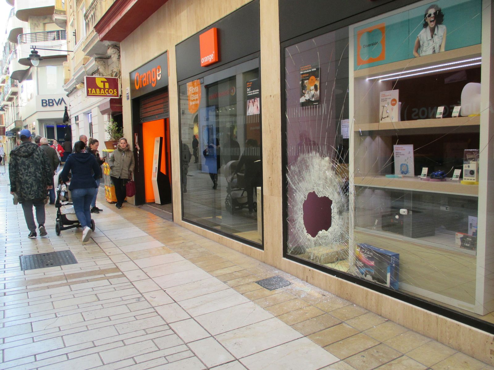 Imagen de la fachada de la tienda atracada durante la madrugada de ayer.