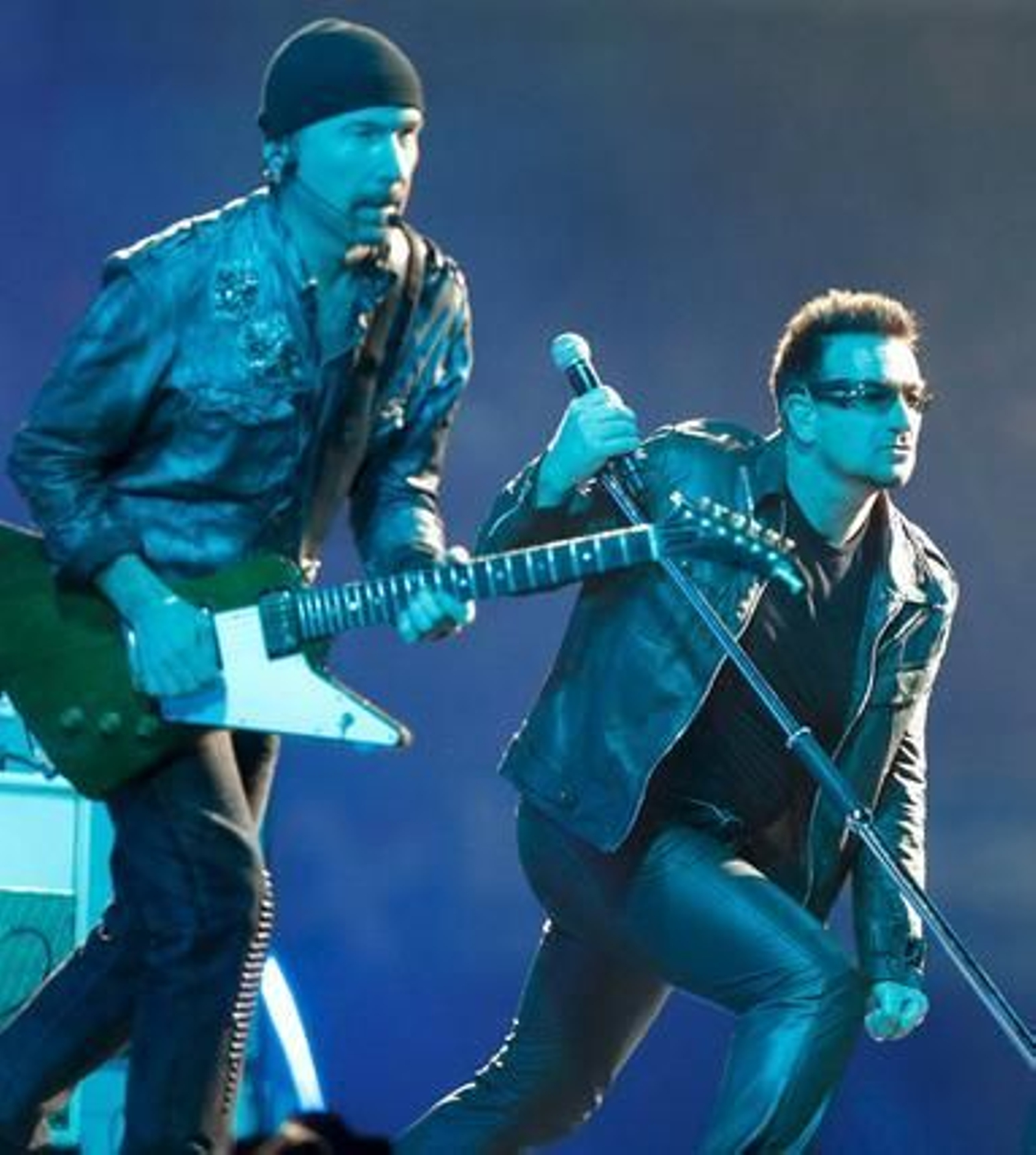 La banda irlandesa U2 convence a sus seguidores en San Sebastián. / EFE, AFP, Reuters