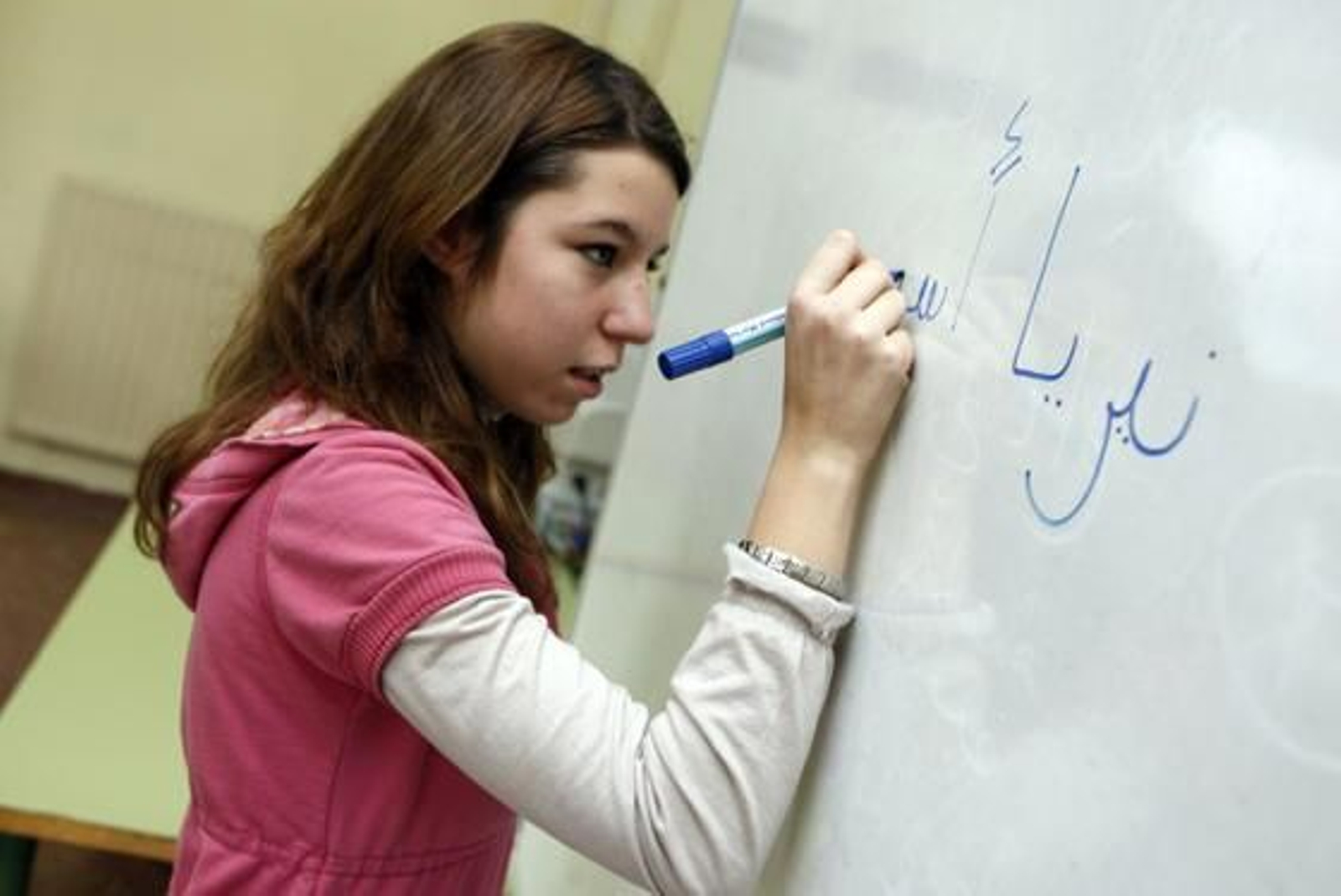 Una alumna de de ESO del instituto Mariana Pineda en una de las clases de esta semana. / Pepe Villoslada