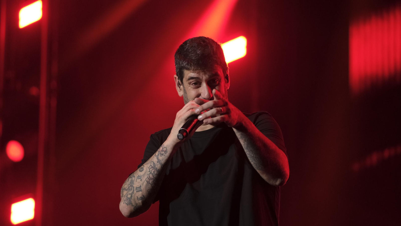 El concierto de Melendi llena de fans la Plaza de Toros de Almería, en imágenes