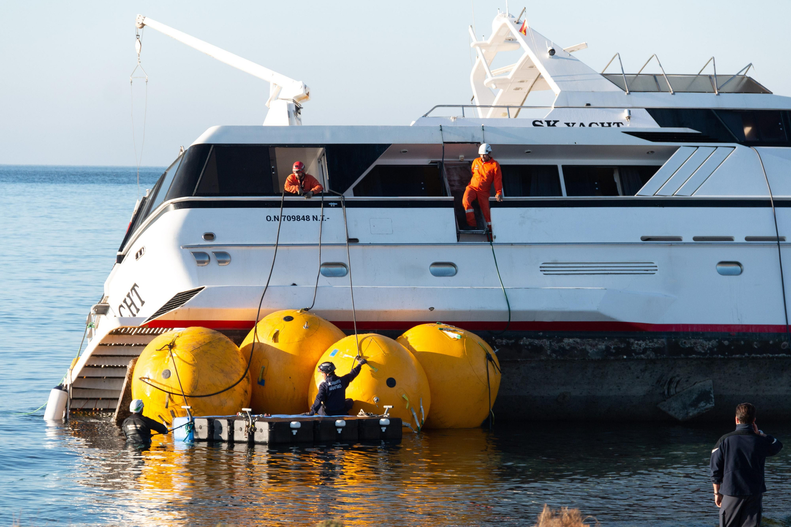 Así ha sido el trabajo de más de 8 horas para reflotar el yate encallado en Carchuna