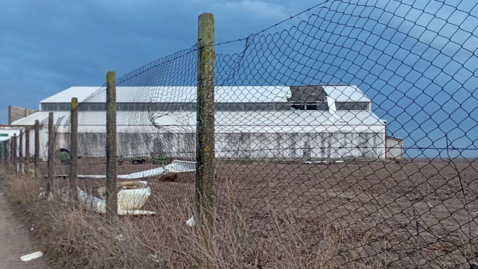 El techo de la nave que colapsó en 2023, dos años antes del tornado.