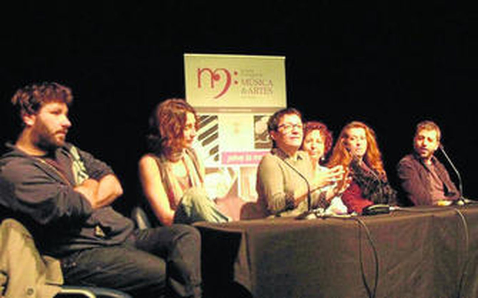 Los actores de la Compañía Nacional, encabezados por Blanca Portillo, junto a Ascensión Rodríguez, en la Escuela de Música.