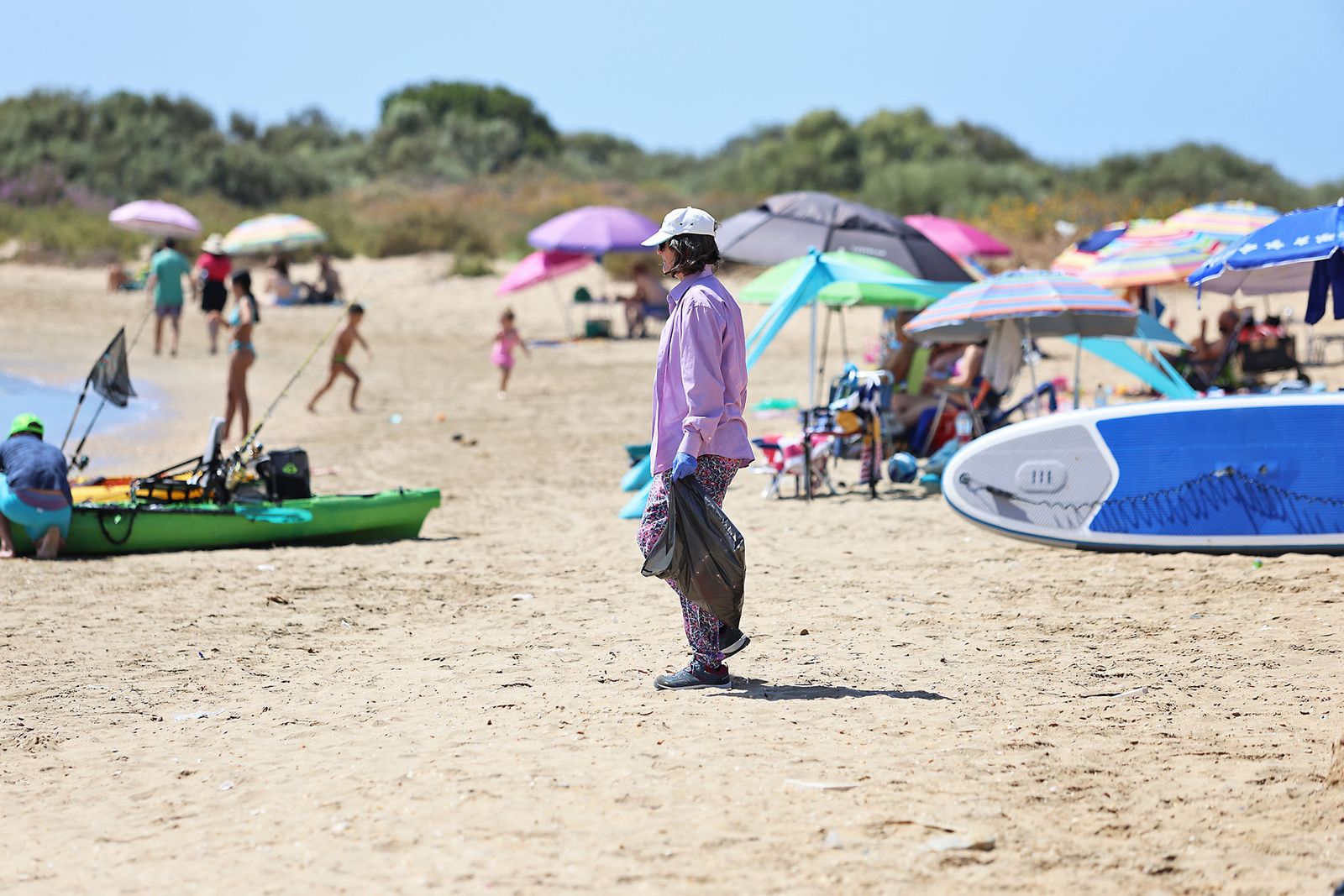 Imágenes de la gran recogida de residuos abandonados en el marco de la octava edición de '1m2 contra la basuraleza'. En la playa de la Canaleta.