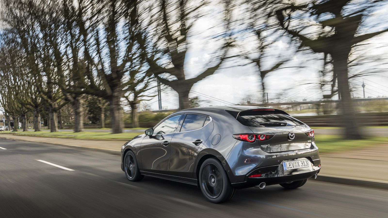 El Mazda 3 se beneficia de un ajuste de chasis muy dinámico que puede invitar a hacer una conducción deportiva y en la que los beneficios del nuevo motor se diluyen.